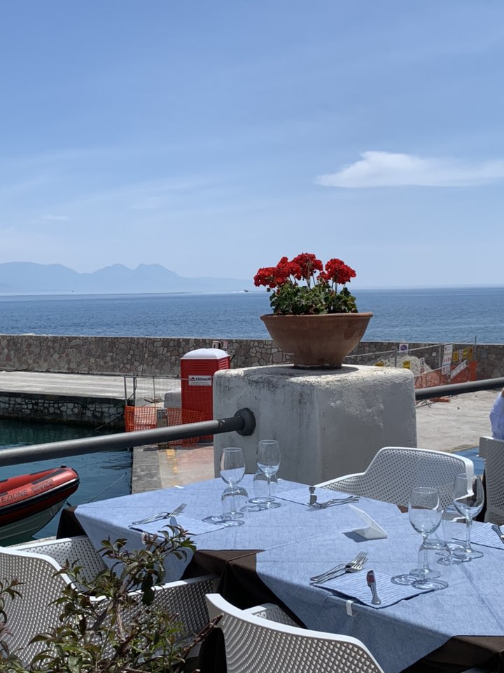 Tavoli esterni sul lungomare